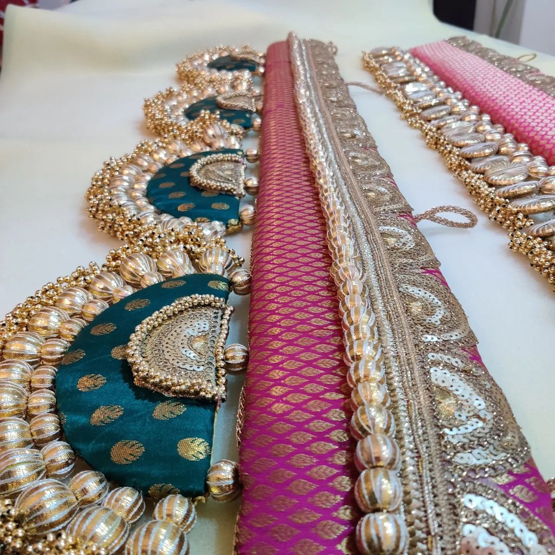 Classic Adhruv or halfmoon Toran - Hara Gulabi - small motifs brocade toran