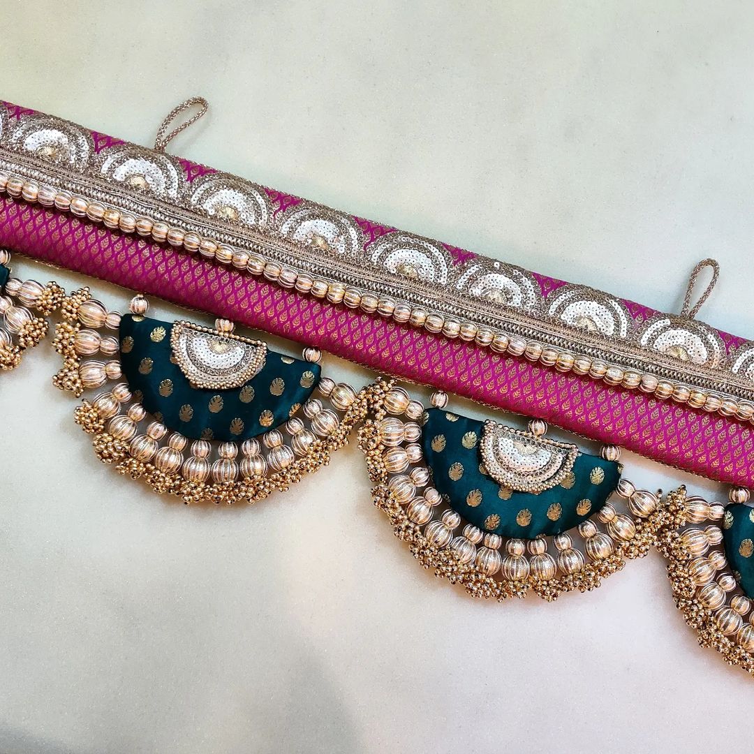 Classic Adhruv or halfmoon Toran - Hara Gulabi - small motifs brocade toran